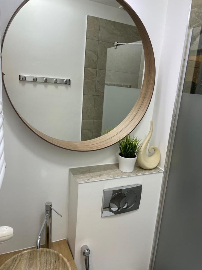 Metropole Apartments Studio City Bukares Bagian luar foto
