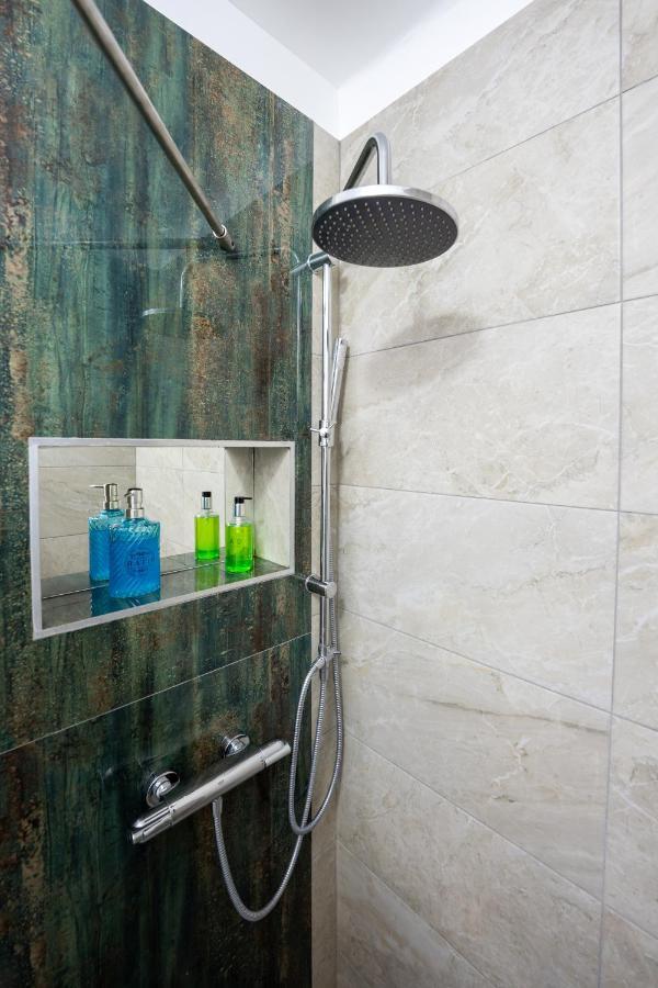 Metropole Apartments Studio City Bukares Bagian luar foto